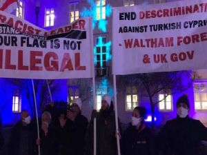 İngilterede KKTC bayrağının indirilmesi protesto edildi