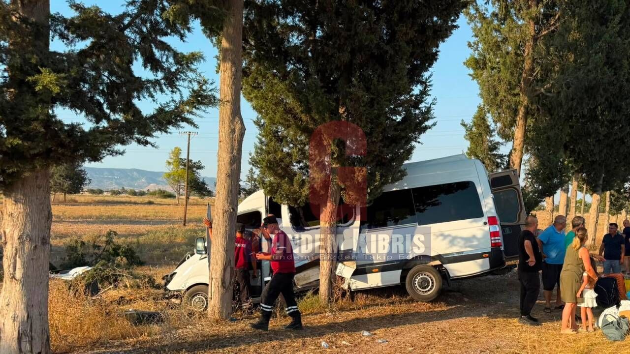 Geçitkale yakınlarında minibüs servi ağaçlarına çarptı: 5 kişi yaralandı