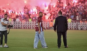 Trabzonspor’un yeni transferi Mohamed Salah yaklaşık 30 bin taraftar önünde imza attı