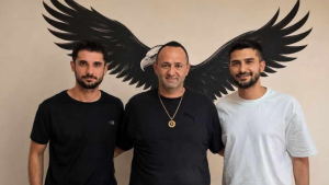 Kartal sessiz ve derinden uçuyor
