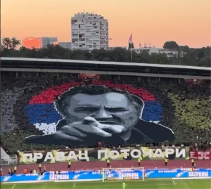 Sırbistan’da Kızılyıldız tribünlerinden ‘Bosna Kasabı’ için özel koreografi ve saygı duruşu