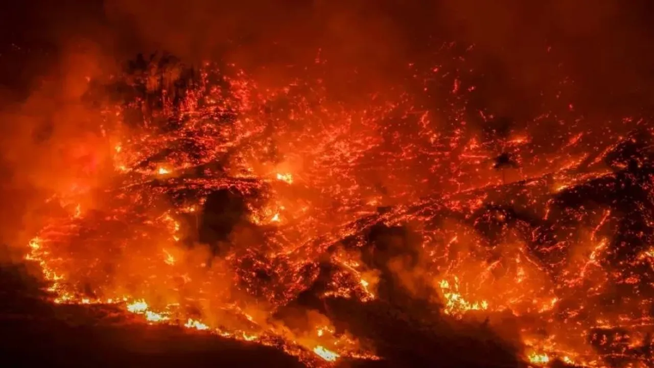 Antalya'da orman yangınıyla mücadele... Evler boşaltıldı!