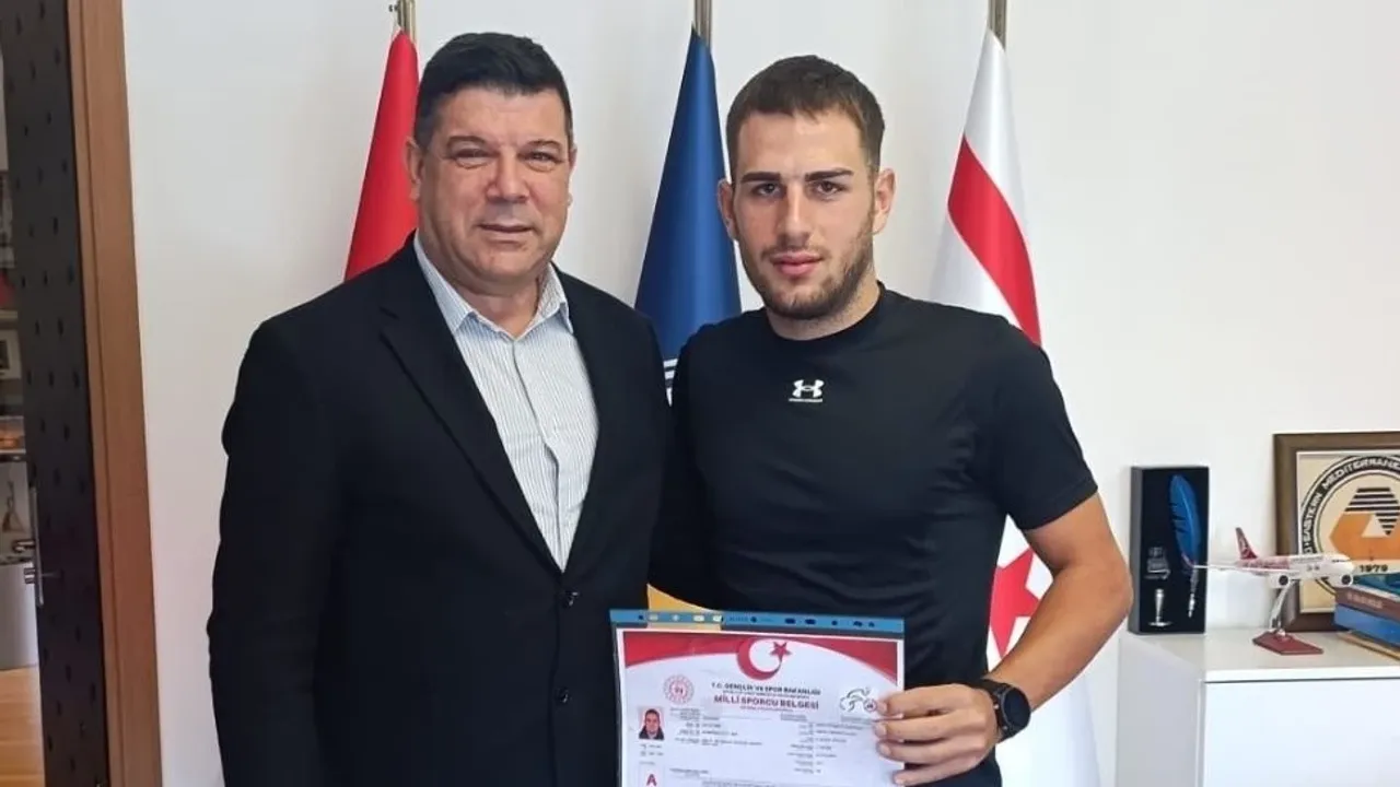 DAÜ öğrencisi ve milli bisikletçi Emre Kaplan'dan DAÜ Rektörü Hasan Kılıç’ı ziyaret