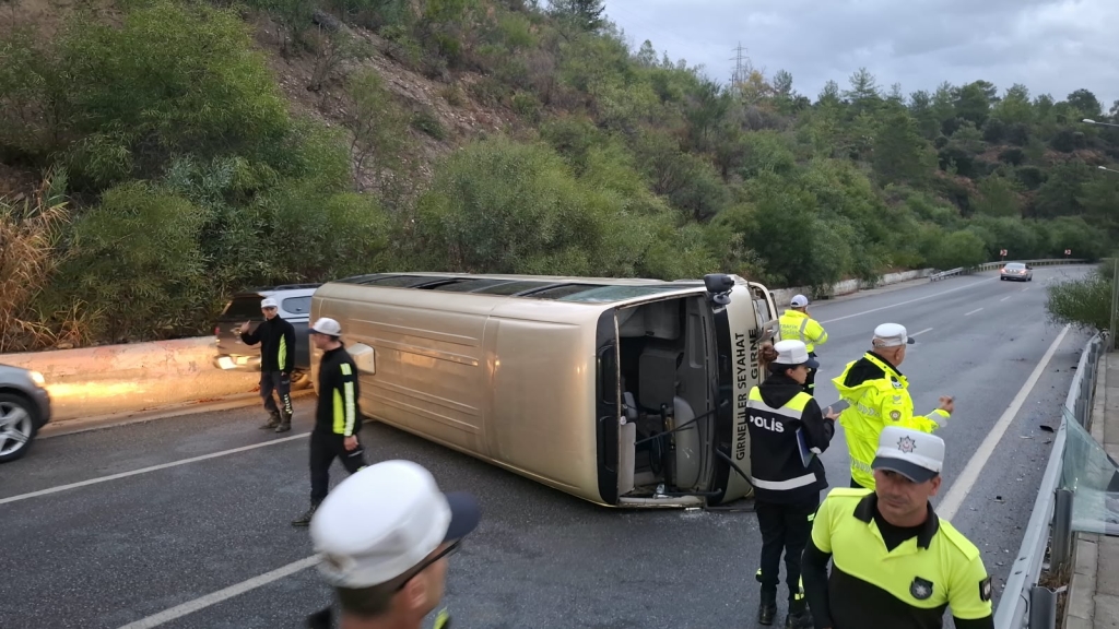 Ciklos’ta minibüs devrildi