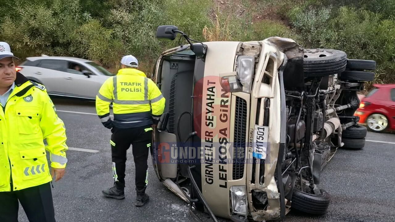 Lefkoşa-Girne anayolunda otobüs devrildi: İki kişi yaralandı