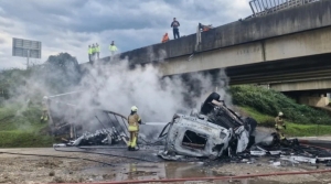 Tır köprüden uçtu, sürücü atlayarak kurtuldu!